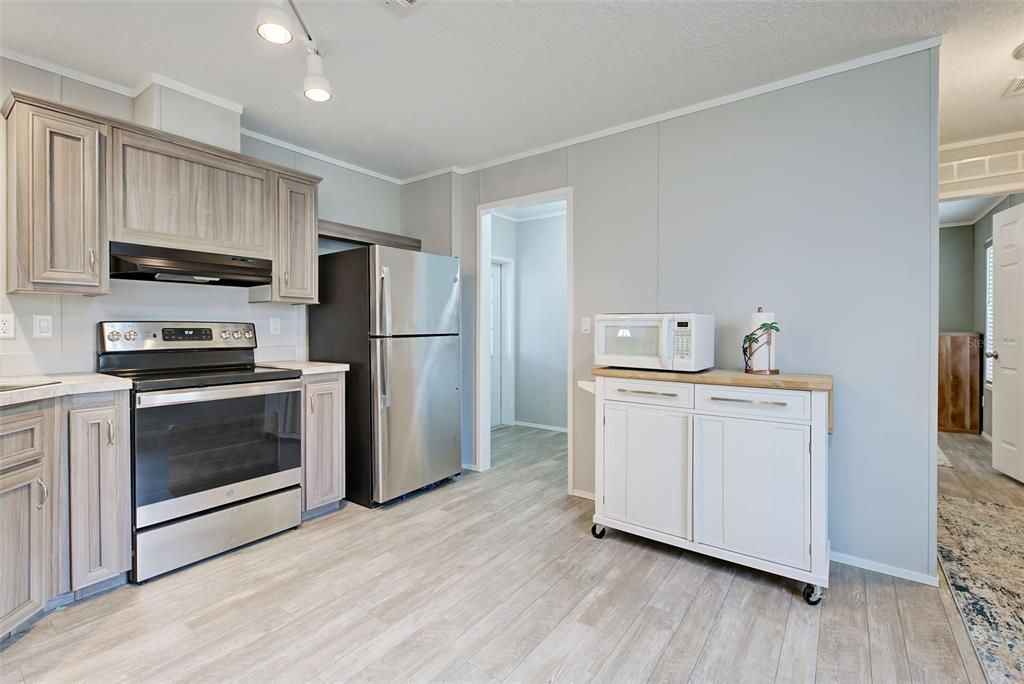 For Sale: $215,000 (2 beds, 2 baths, 907 Square Feet)