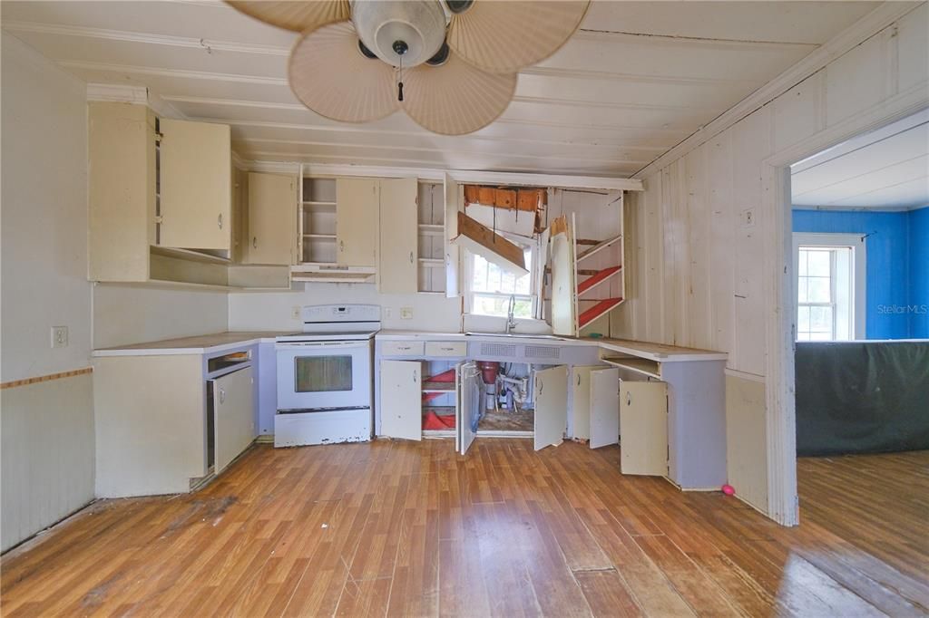 For Sale: $139,000 (2 beds, 1 baths, 968 Square Feet)