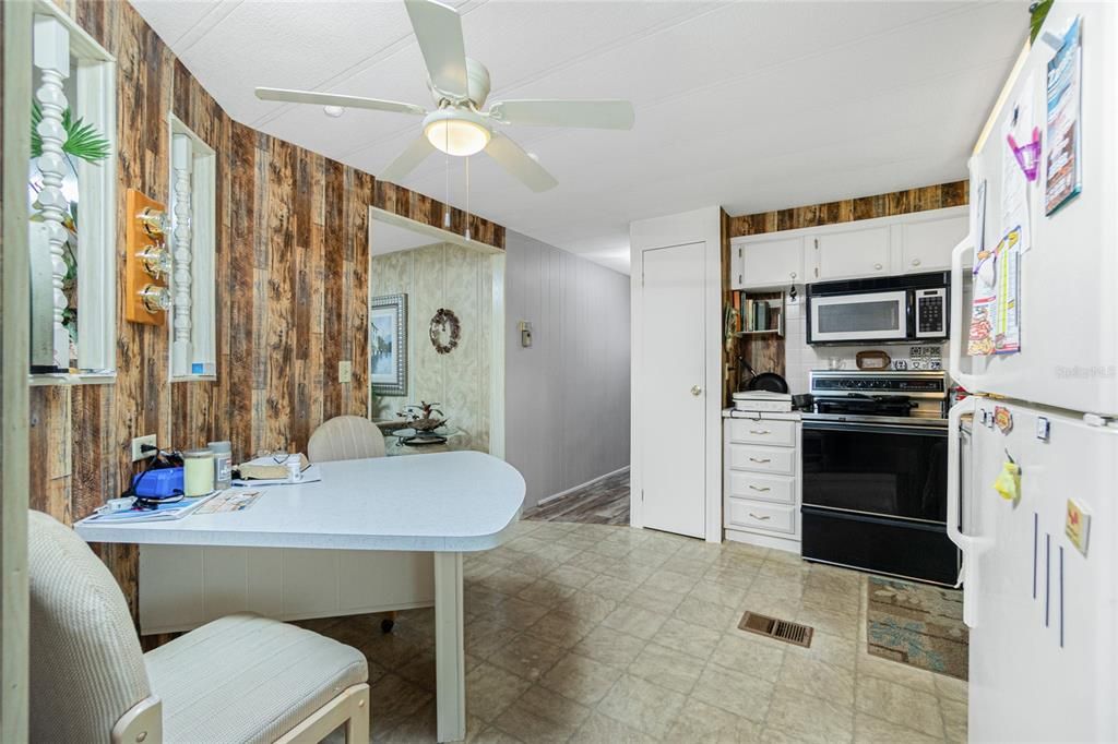 For Sale: $169,000 (2 beds, 2 baths, 966 Square Feet)