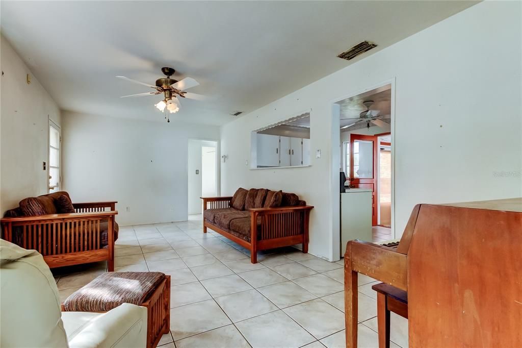 For Sale: $349,000 (2 beds, 1 baths, 900 Square Feet)