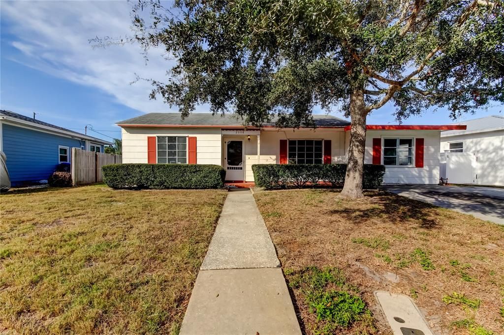 For Sale: $349,000 (2 beds, 1 baths, 900 Square Feet)