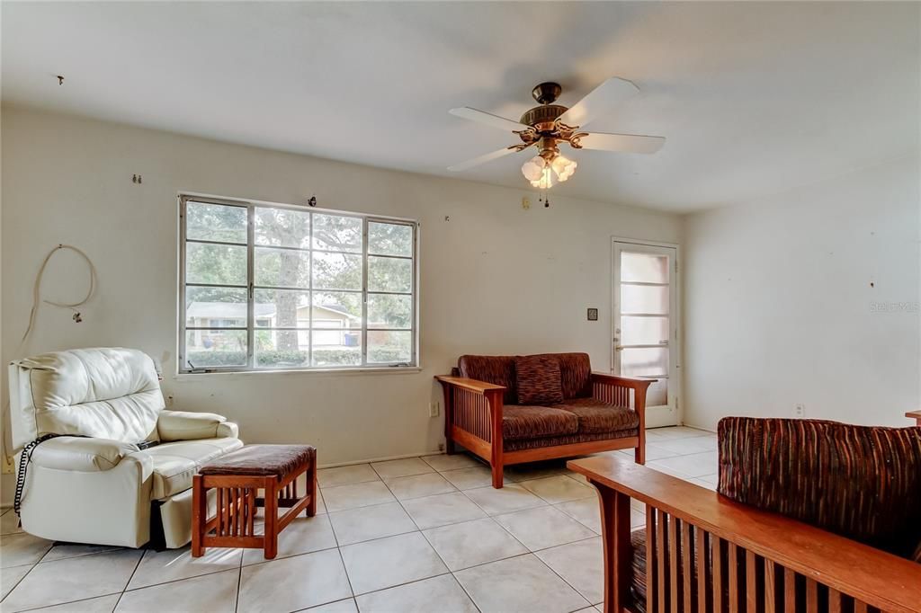 For Sale: $349,000 (2 beds, 1 baths, 900 Square Feet)