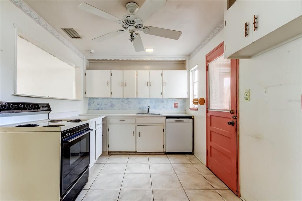 For Sale: $349,000 (2 beds, 1 baths, 900 Square Feet)