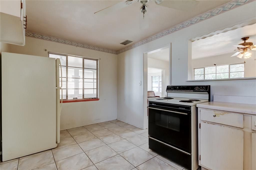 For Sale: $349,000 (2 beds, 1 baths, 900 Square Feet)