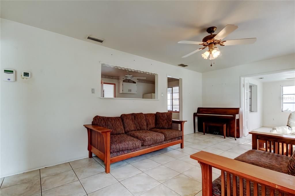 For Sale: $349,000 (2 beds, 1 baths, 900 Square Feet)