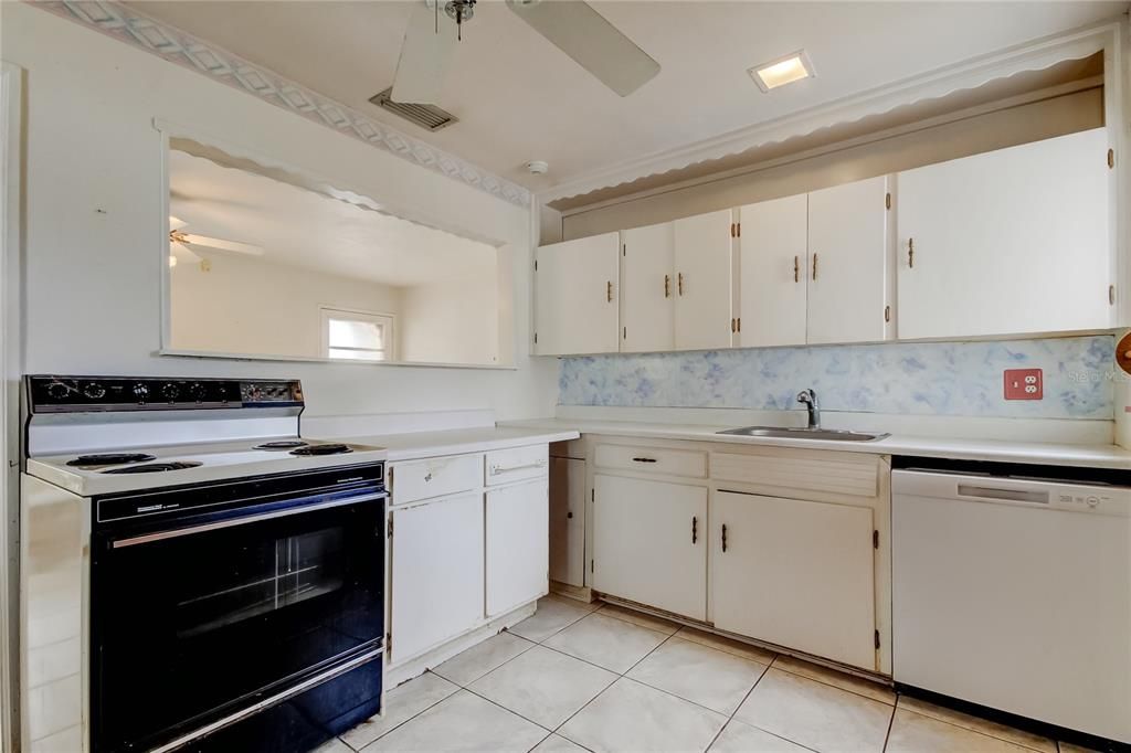 For Sale: $349,000 (2 beds, 1 baths, 900 Square Feet)