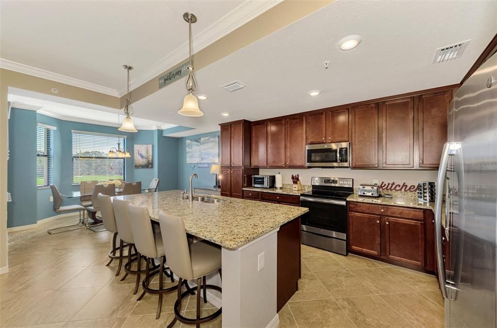 LARGE ISLAND IN KITCHEN