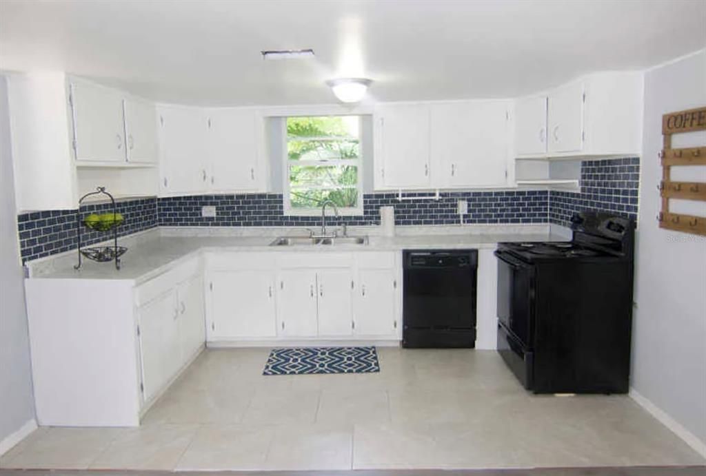 For Sale: $250,000 (3 beds, 1 baths, 1284 Square Feet)