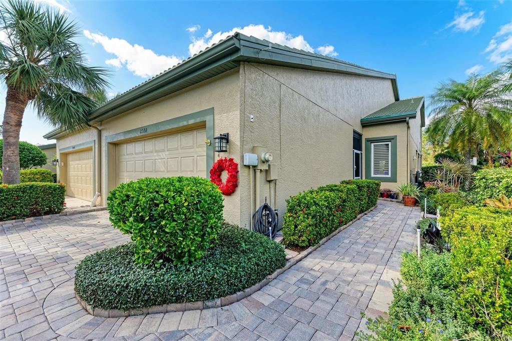 For Sale: $475,000 (2 beds, 3 baths, 1642 Square Feet)