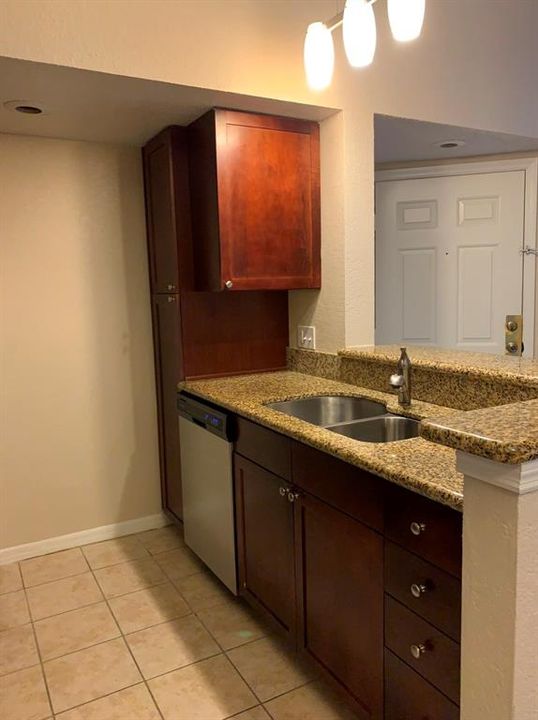 For Rent: $1,400 (1 beds, 1 baths, 711 Square Feet)