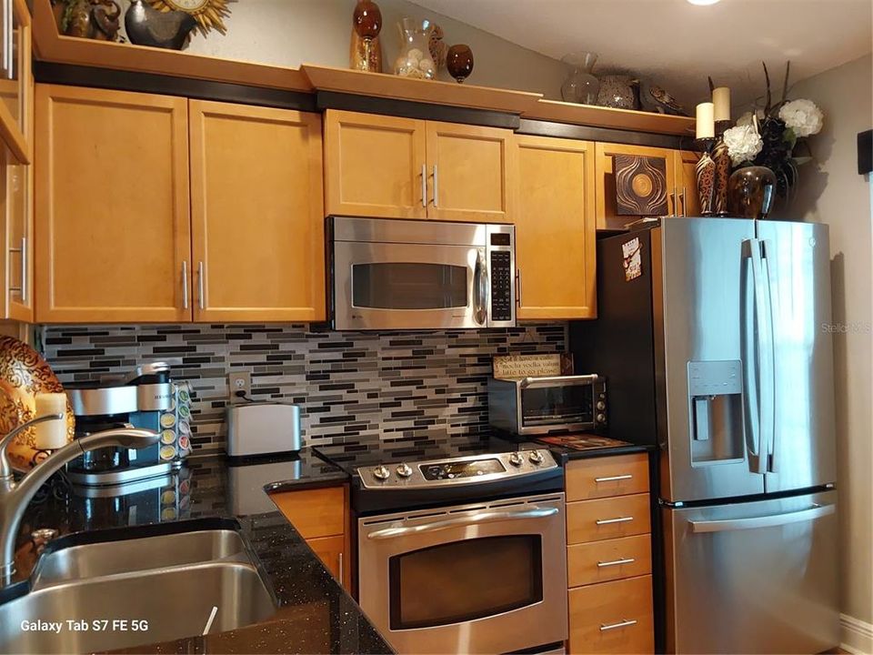 Granite countertops & wood cabinets