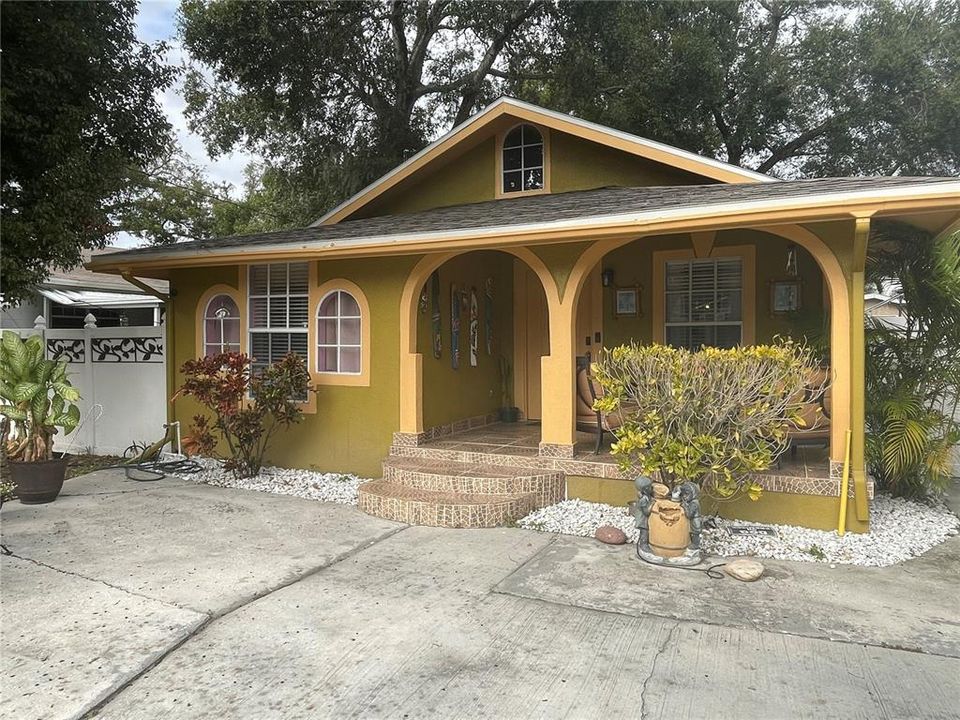 For Sale: $330,000 (4 beds, 3 baths, 950 Square Feet)