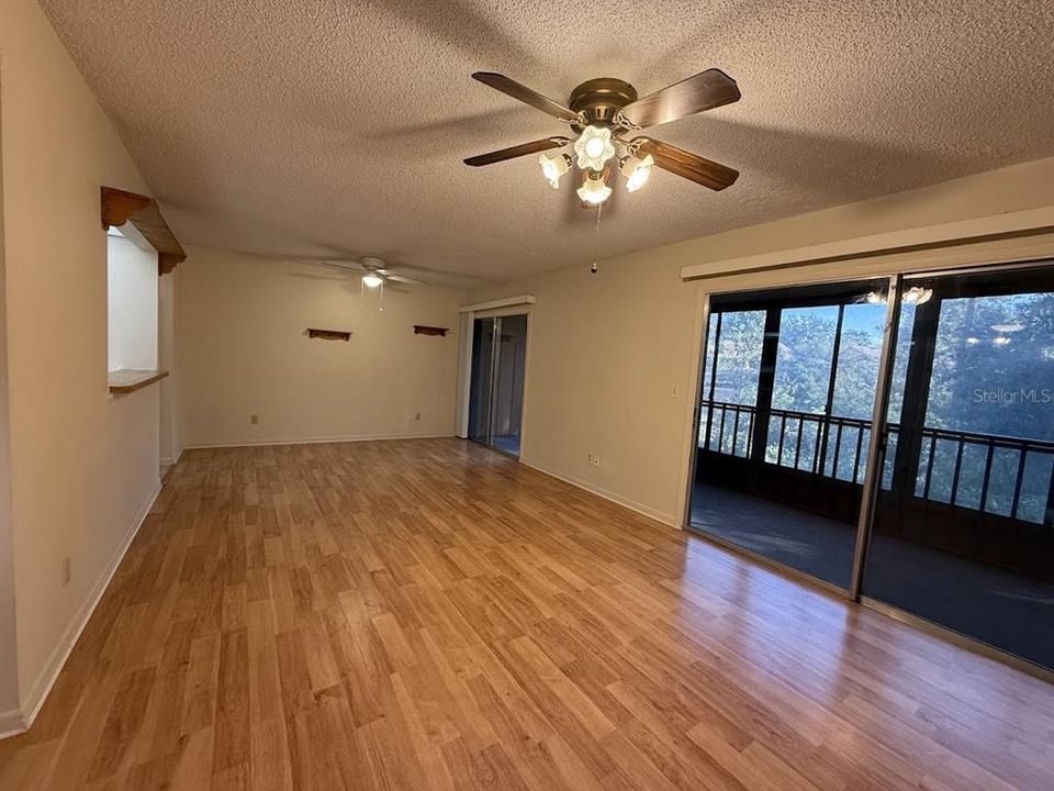 For Sale: $160,000 (2 beds, 2 baths, 897 Square Feet)