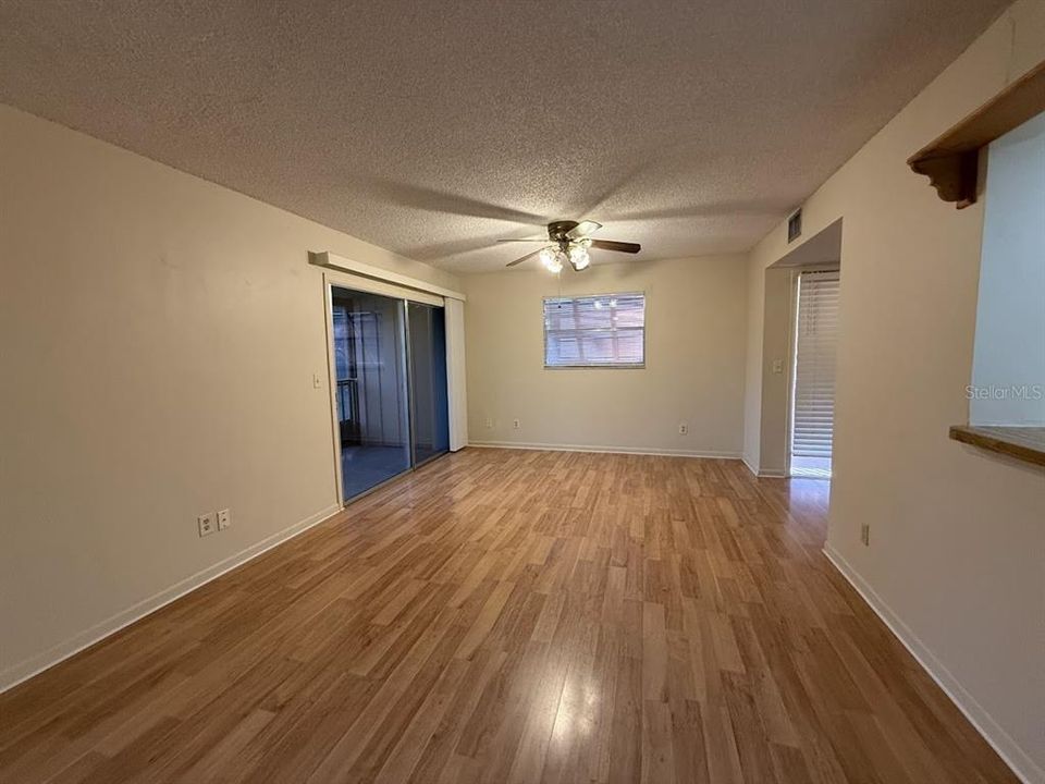 For Sale: $160,000 (2 beds, 2 baths, 897 Square Feet)