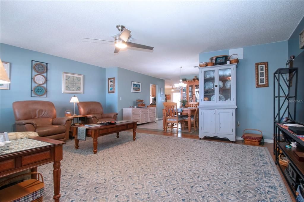 For Sale: $284,000 (2 beds, 2 baths, 1516 Square Feet)