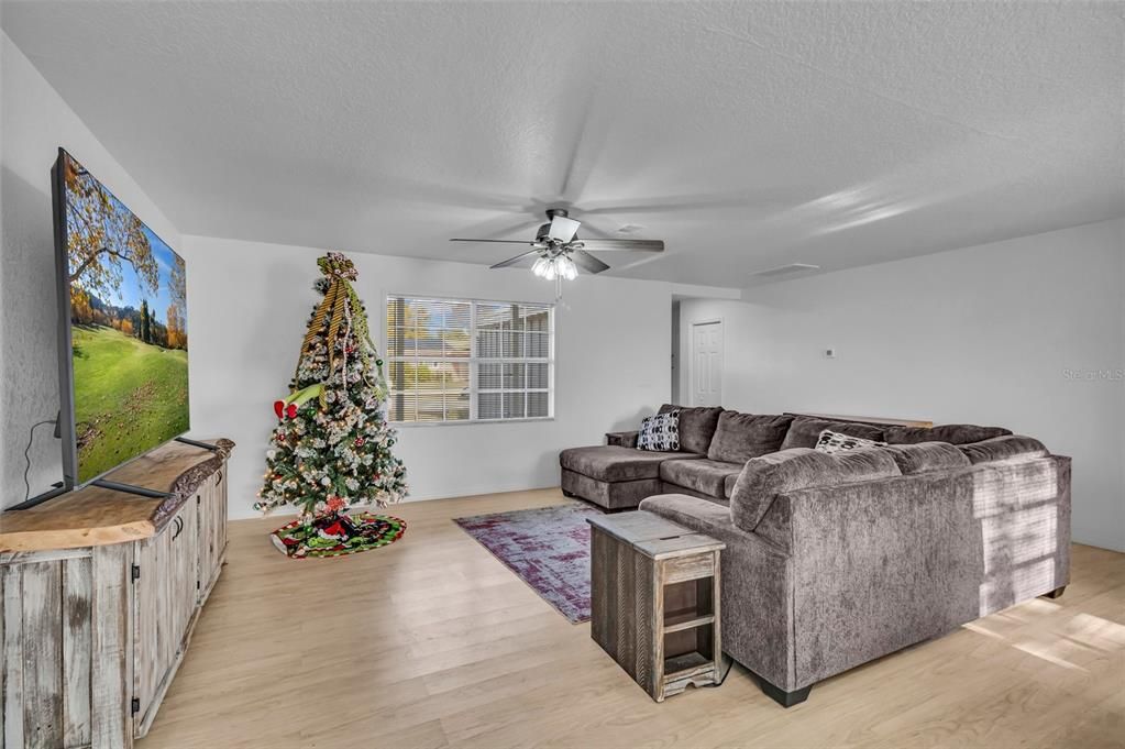 For Sale: $340,000 (4 beds, 2 baths, 1700 Square Feet)