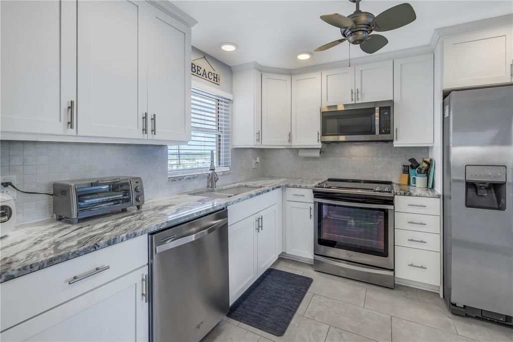 For Sale: $267,000 (1 beds, 1 baths, 830 Square Feet)