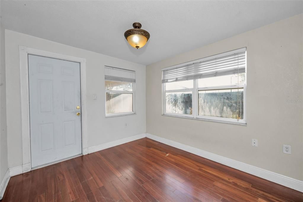 For Sale: $210,000 (2 beds, 1 baths, 936 Square Feet)