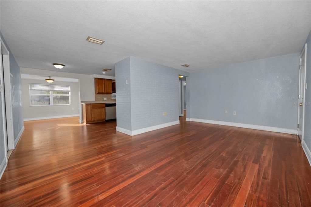 For Sale: $210,000 (2 beds, 1 baths, 936 Square Feet)