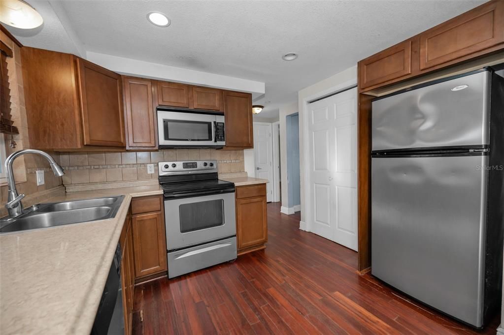 For Sale: $210,000 (2 beds, 1 baths, 936 Square Feet)