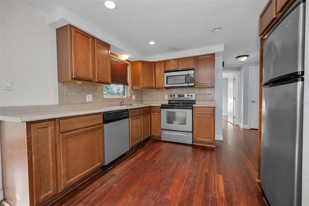 For Sale: $210,000 (2 beds, 1 baths, 936 Square Feet)