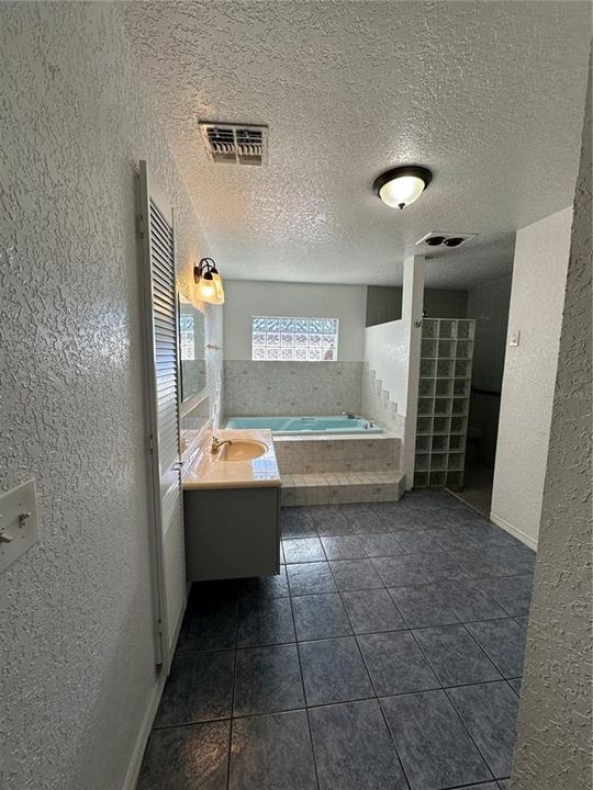 For Rent: $2,300 (3 beds, 2 baths, 2565 Square Feet)