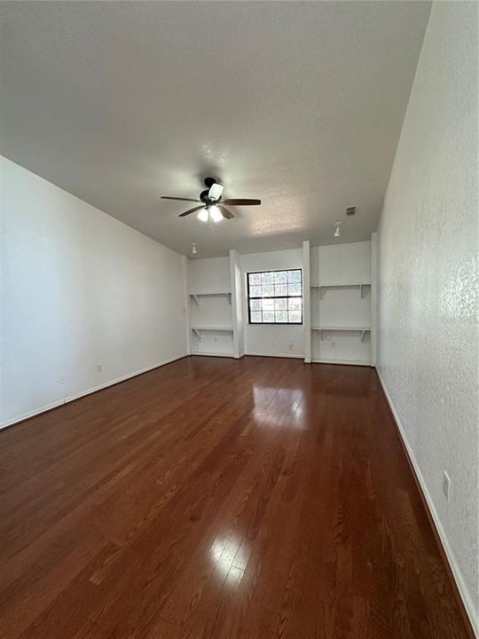 For Rent: $2,300 (3 beds, 2 baths, 2565 Square Feet)