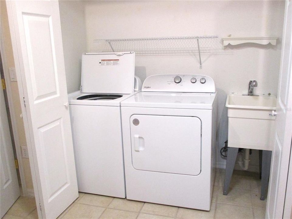 laundry closet w/ tub