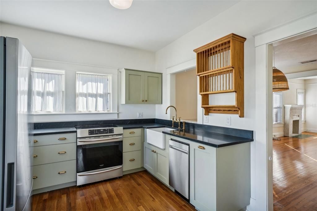 For Sale: $385,000 (3 beds, 1 baths, 960 Square Feet)