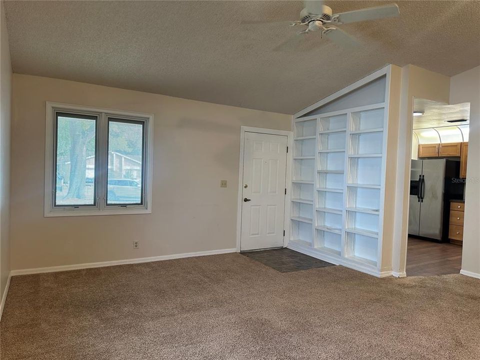 Active With Contract: $1,300 (2 beds, 1 baths, 924 Square Feet)