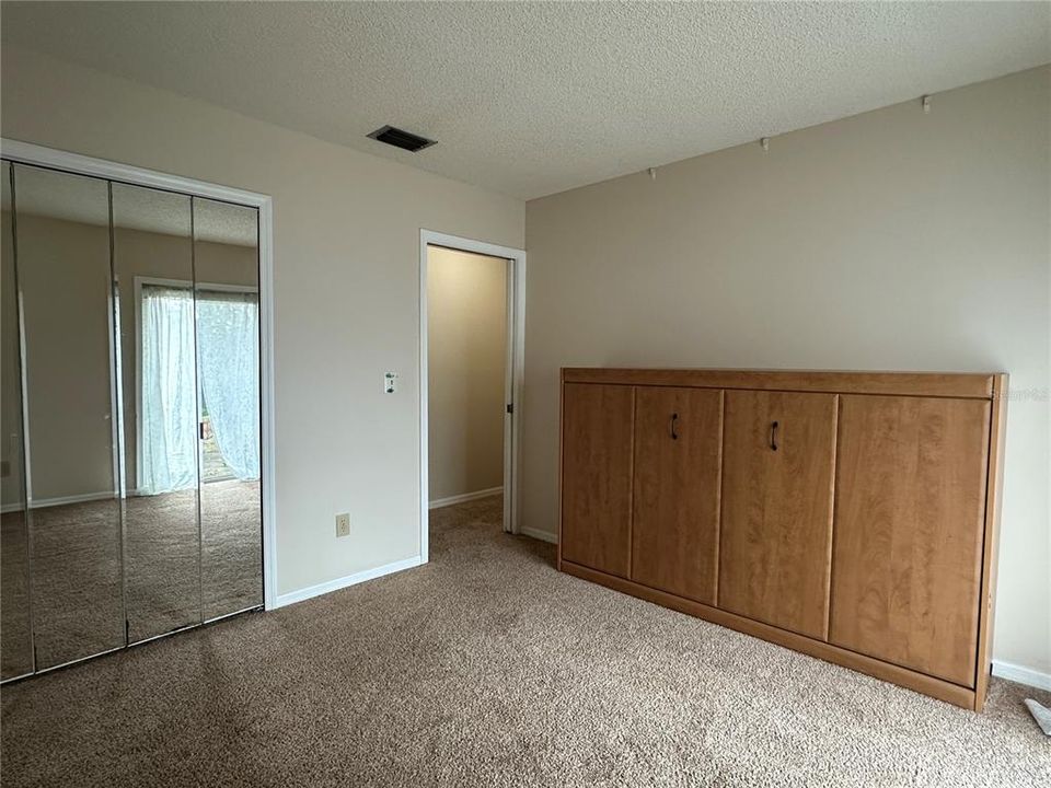 Active With Contract: $1,300 (2 beds, 1 baths, 924 Square Feet)