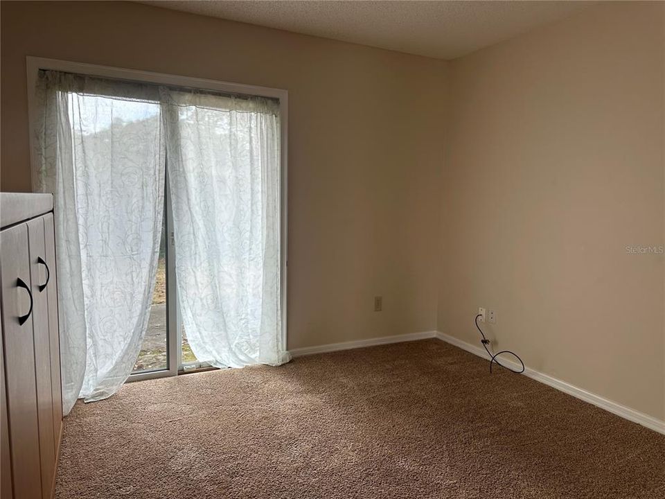 Active With Contract: $1,300 (2 beds, 1 baths, 924 Square Feet)