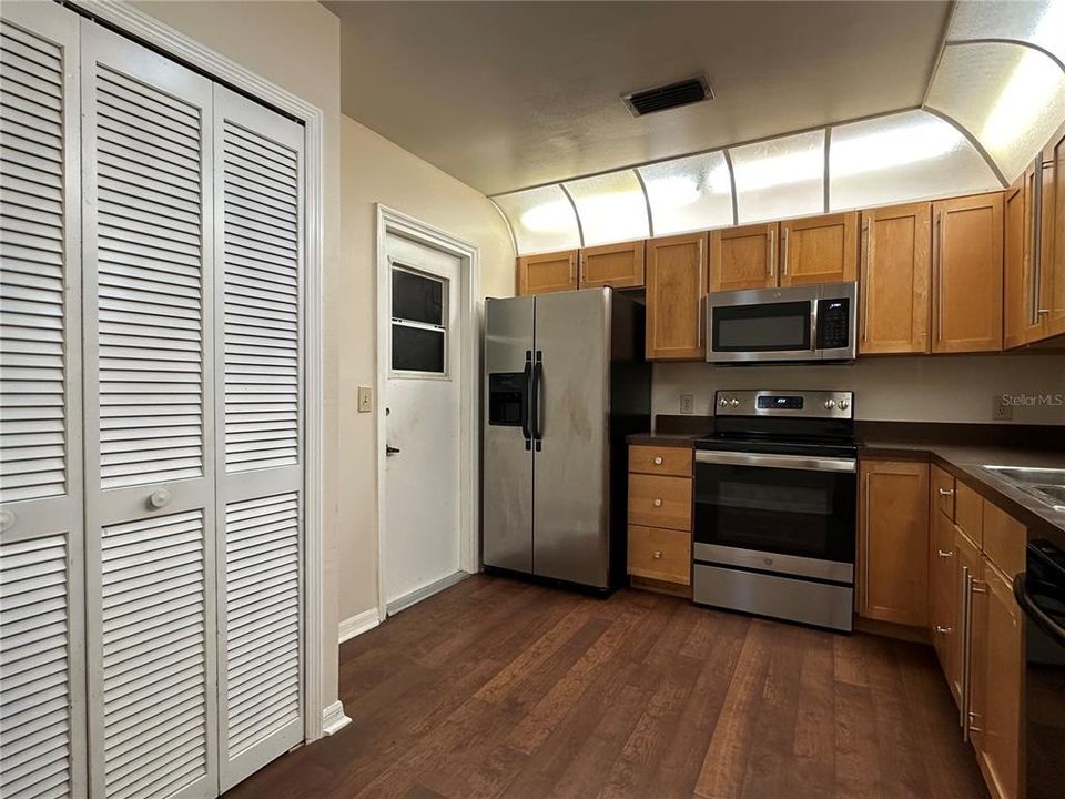 Active With Contract: $1,300 (2 beds, 1 baths, 924 Square Feet)