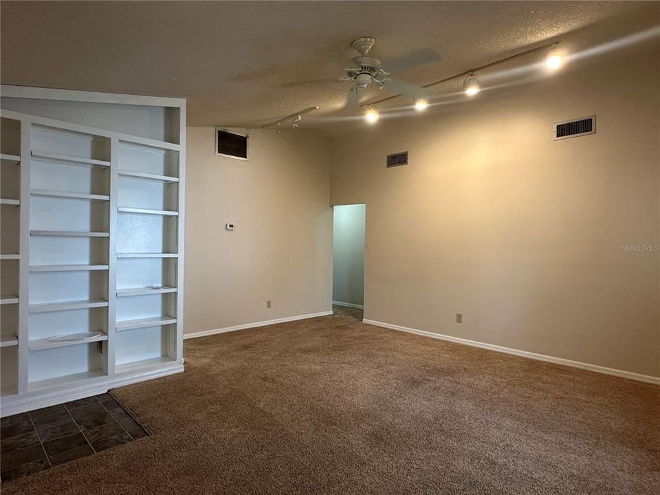 Active With Contract: $1,300 (2 beds, 1 baths, 924 Square Feet)