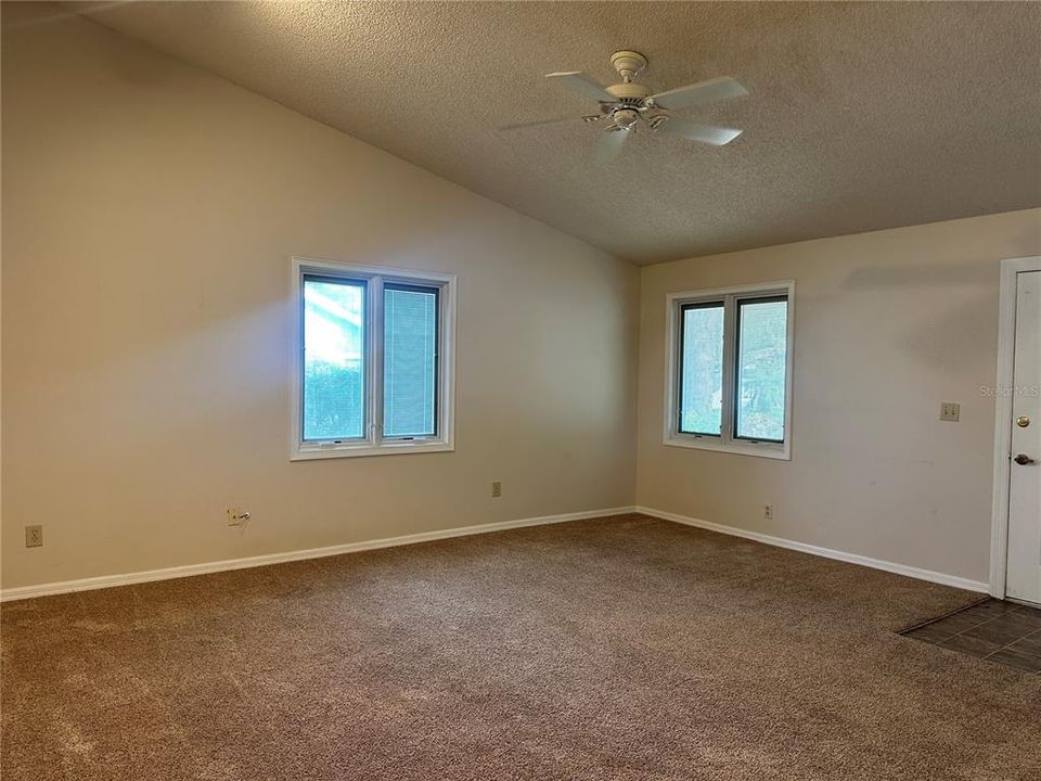 Active With Contract: $1,300 (2 beds, 1 baths, 924 Square Feet)