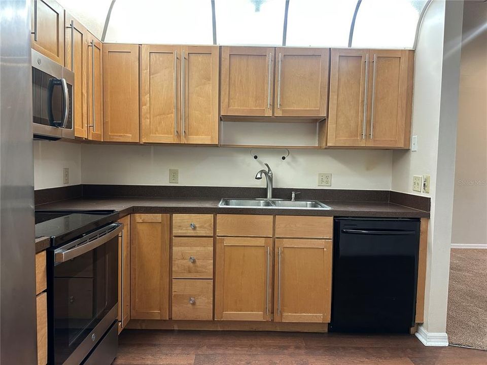 Active With Contract: $1,300 (2 beds, 1 baths, 924 Square Feet)