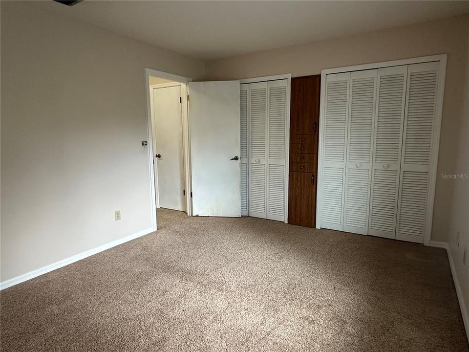 Active With Contract: $1,300 (2 beds, 1 baths, 924 Square Feet)