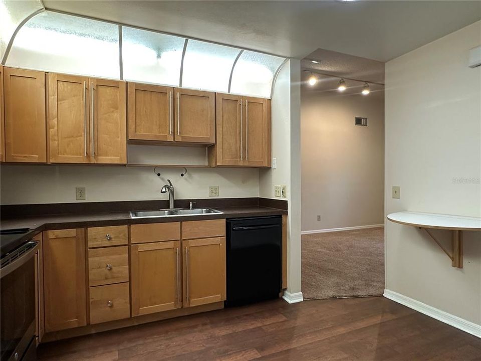 Active With Contract: $1,300 (2 beds, 1 baths, 924 Square Feet)