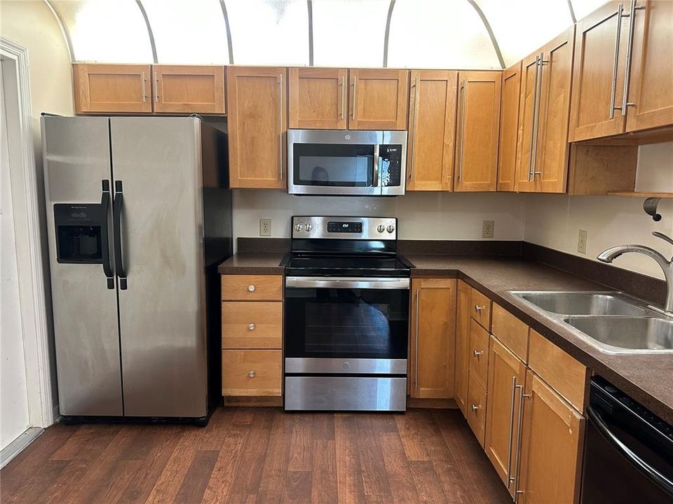 Active With Contract: $1,300 (2 beds, 1 baths, 924 Square Feet)