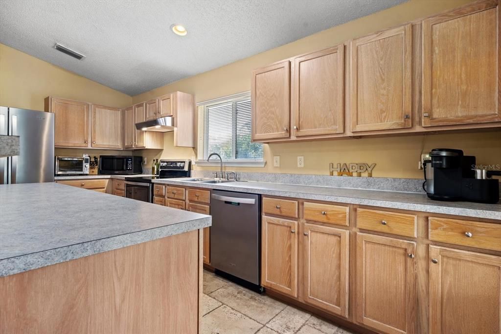 For Sale: $299,900 (3 beds, 2 baths, 1690 Square Feet)