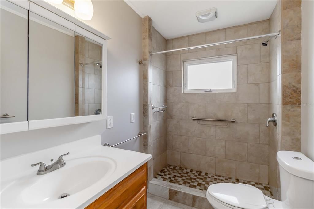 For Sale: $325,000 (2 beds, 1 baths, 1096 Square Feet)