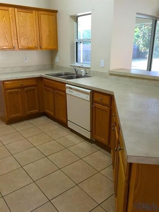 For Rent: $1,900 (3 beds, 2 baths, 1957 Square Feet)