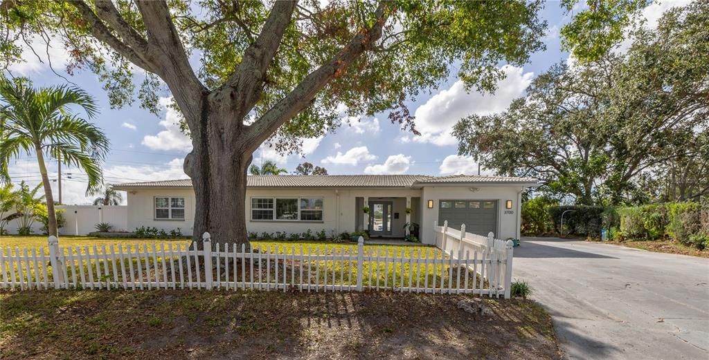 For Sale: $699,000 (3 beds, 2 baths, 1679 Square Feet)