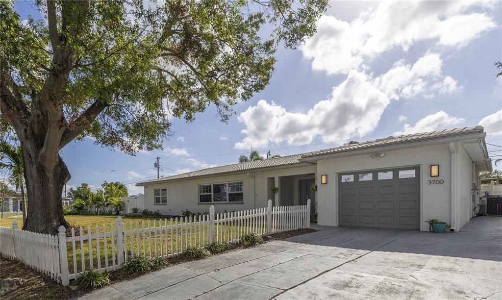 For Sale: $699,000 (3 beds, 2 baths, 1679 Square Feet)