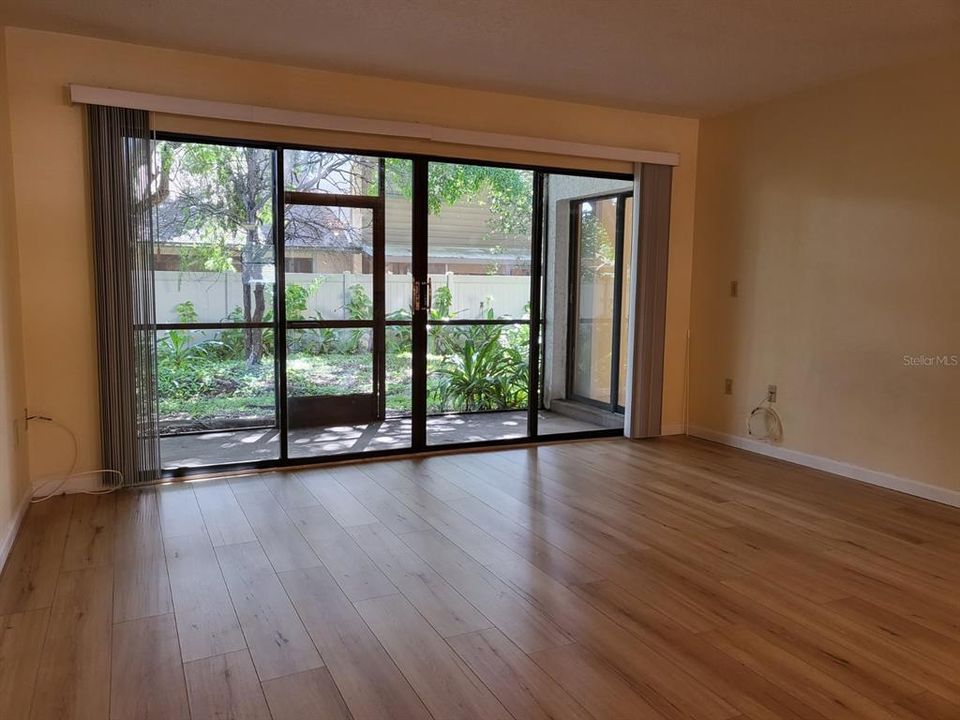 For Sale: $199,000 (2 beds, 2 baths, 977 Square Feet)