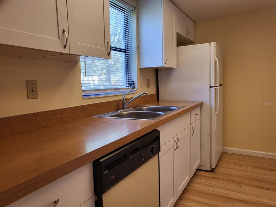 For Sale: $199,000 (2 beds, 2 baths, 977 Square Feet)