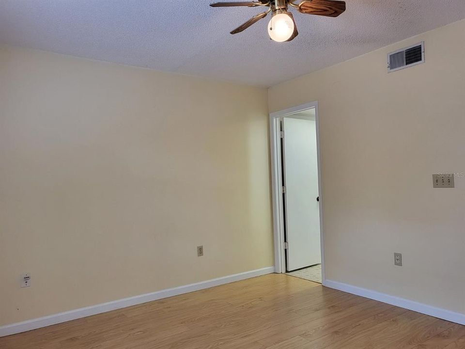 For Sale: $199,000 (2 beds, 2 baths, 977 Square Feet)