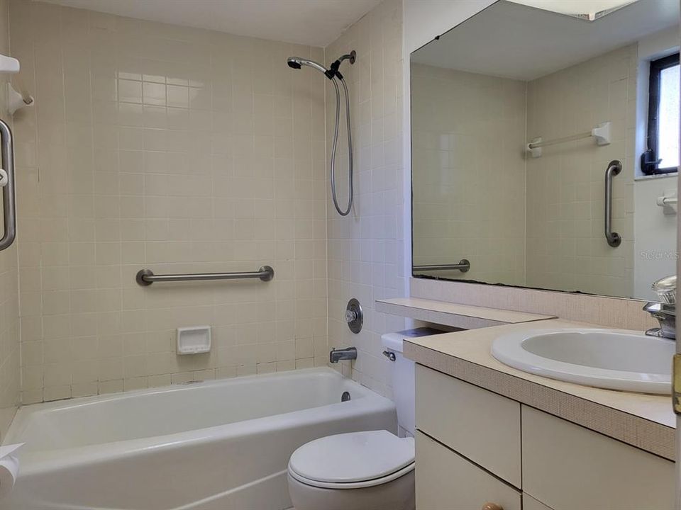 For Sale: $199,000 (2 beds, 2 baths, 977 Square Feet)