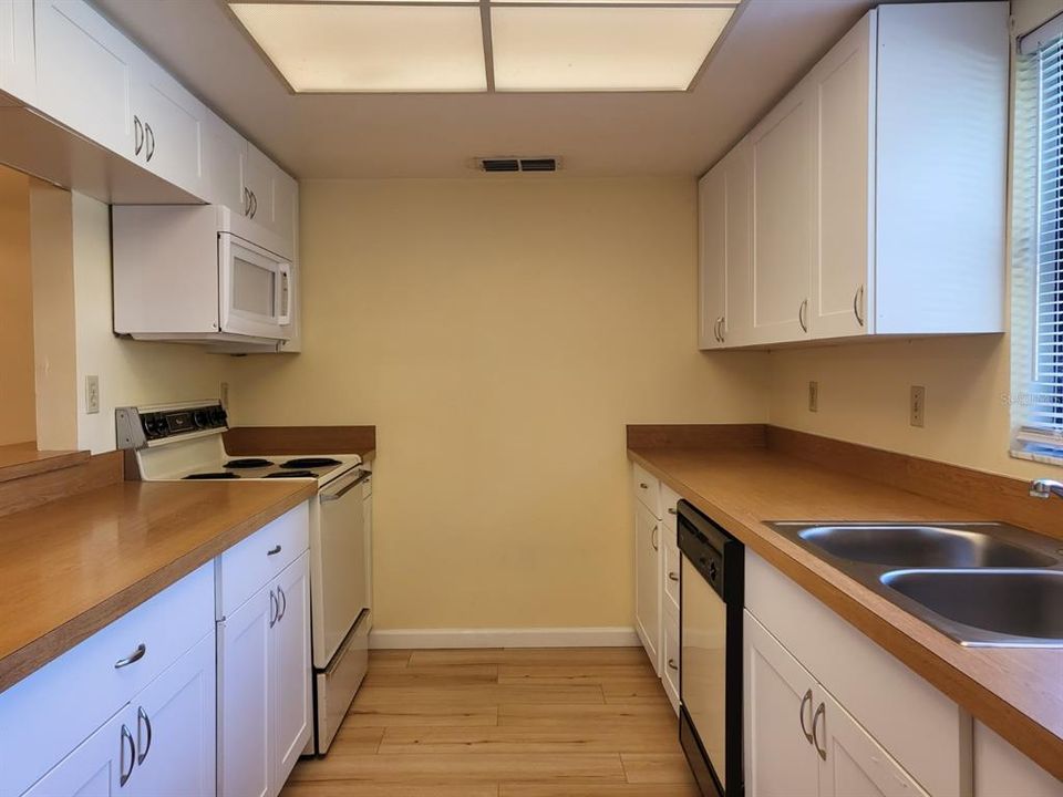 For Sale: $199,000 (2 beds, 2 baths, 977 Square Feet)