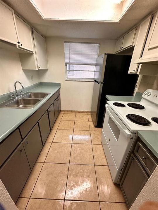 For Rent: $1,050 (2 beds, 1 baths, 800 Square Feet)